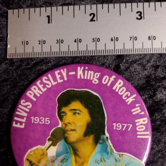 Vintage Vegas Elvis Presley King of Rock n Roll Pin Button Memorial 1935 - 1977‎ - Picture 2 of 4